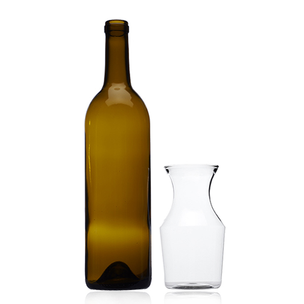 Reserv12ozPlasticDisposableWineCarafeWithLid-SIZECOMPARISON